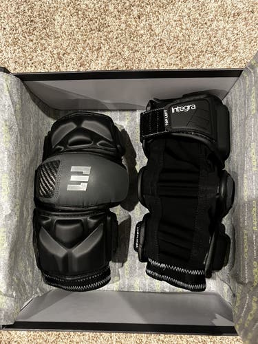 New medium black arm pads