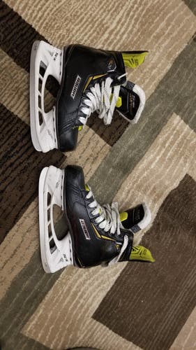 Hockey Skates Junior Used Bauer Supreme S29 Regular Width Size 5.5