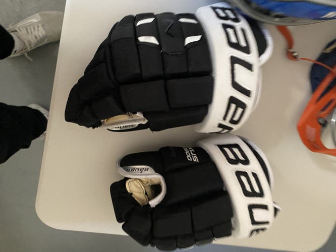 Used Bauer 13" Gloves