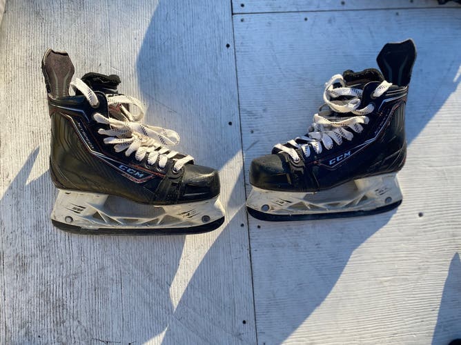 Junior CCM Regular Width  Size 5 Hockey Skates