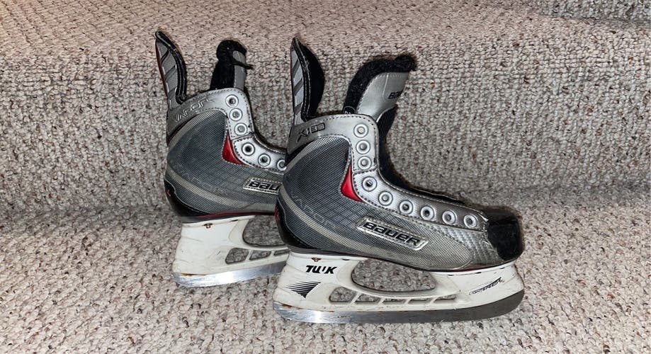 Junior Bauer Size 2 Vapor x30 Hockey Skates