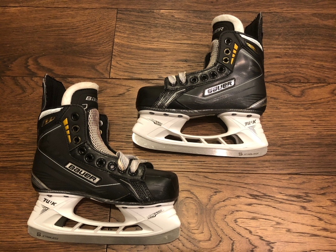 LIKE NEW Hockey Skates Junior Used Bauer Supreme elite Regular Width Size 2.5