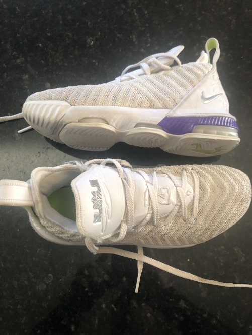 White Kid's Size 6.0 (Women's 7.0) Nike Shoes