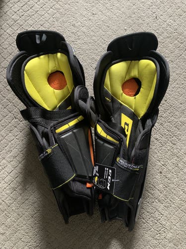 Senior CCM  Tacks 9080 Shin Pads