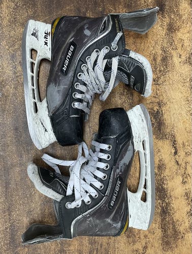 Junior Bauer Regular Width  Size 3.5 Supreme ONE80 Hockey Skates
