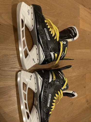 Senior Bauer Regular Width  Size 11 Supreme S35 Hockey Skates