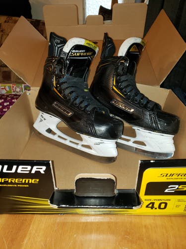 Junior Supreme 2S Hockey Skates Size 4 (Used)
