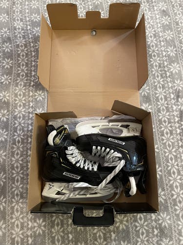 Junior Bauer Regular Width  Size 3.5 Supreme 2S Pro Hockey Skates