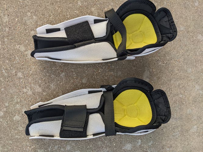 Shin Pads Used Junior CCM Tacks 1052