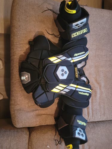 Goalie Chest Protector Intermediate Used Medium Vaughn Velocity VE8 Int