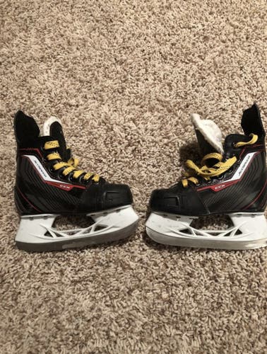 Youth CCM Regular Width Size 10 JetSpeed 250 Hockey Skates