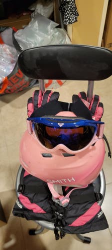 COMBO SMITH HELMET ROXY GOOGLES & 2 SETS OF GORDINI GLOVES