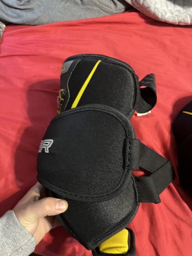 bauer supereme max SOR3 knee guards (jr)