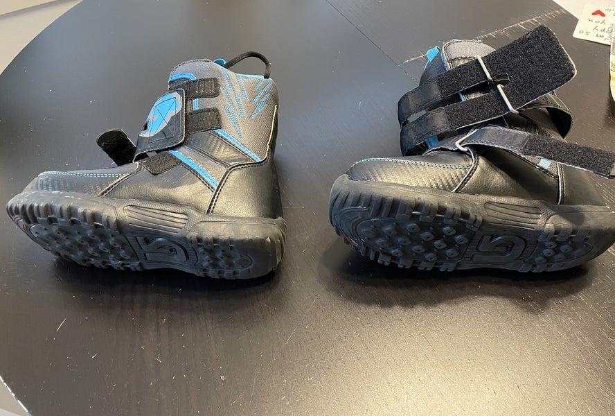 Snowboard Boots Kid's Used Size 3.0 (Women's 4.0) Burton Grom All Mountain Medium Flex