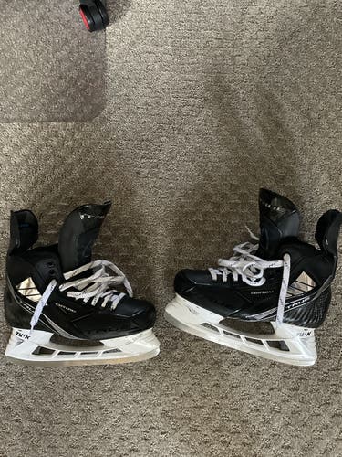 Senior True Regular Width Size 9 Pro Custom Hockey Skates