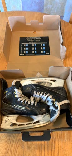 Junior Bauer Regular Width  Size 4 Supreme 160 Hockey Skates