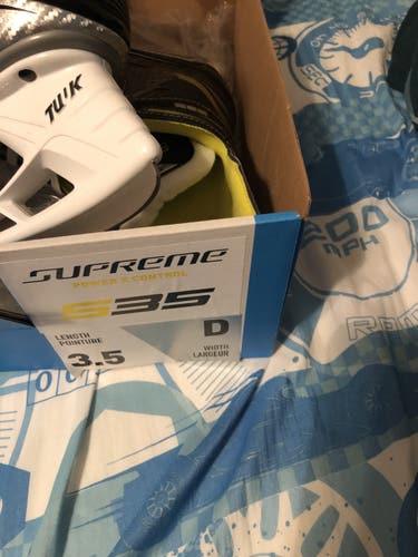 Junior Bauer Regular Width  Size 3.5 Supreme S35 Hockey Skates