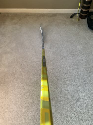 Senior Right Handed Mid Pattern Pro Stock Supreme UltraSonic Hockey Stick
