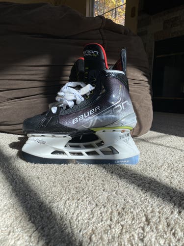 Hockey Skates Senior New Bauer Vapor Hyperlite Size 7.5