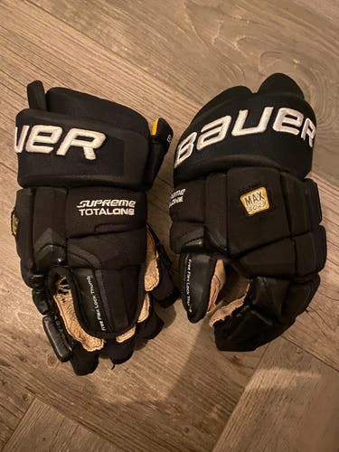 Black Used Bauer 14" Supreme TotalOne Gloves