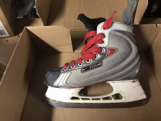 Hockey Skates Used Junior Bauer Vapor XXV Regular Width Size 5