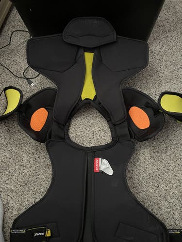 Shoulder Pads New Senior Large CCM Tacks 9080