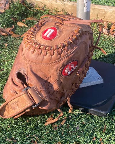 Nokona CM275K Fastpitch catcher’s mitt