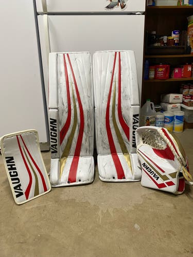 Vaughn SLR Pro Carbon Leg Pads With Matching Glove And Blocker