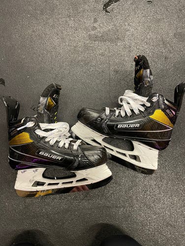 Junior Bauer Regular Width Size 4.5 Supreme UltraSonic Hockey Skates