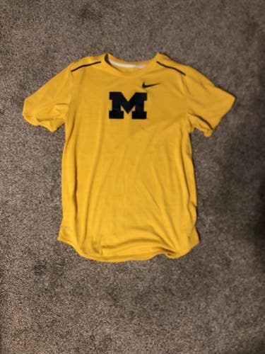 Medium Michigan Nike shirt