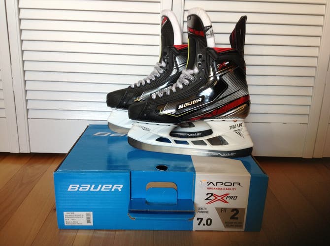 Hockey Skates Senior New Bauer Vapor 2X Pro   Size 7  FIT 2