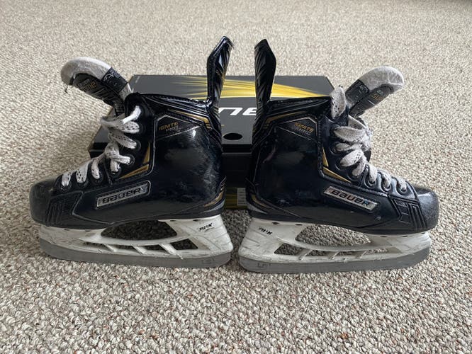 Youth Bauer Regular Width  Size 12.5 Supreme Ignite Pro+ Hockey Skates
