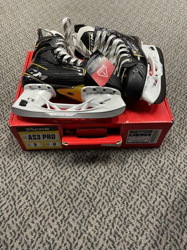 CCM AS3 Pro Size 5 d width skate