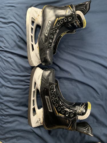 Junior Bauer Regular Width  Size 5 Supreme Ignite Pro+ Hockey Skates