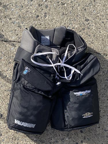 Black Hockey Goalie Pants Senior Used Small Vaughn Velocity VE8 Pro Carbon