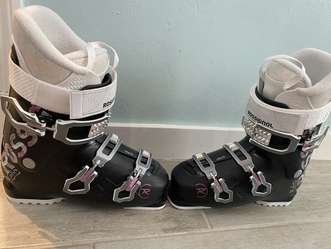 NEW Women’s Rossingnol Kelia 50 ski boots