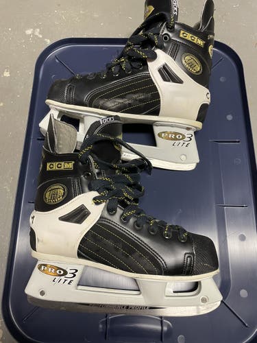 Senior CCM Regular Width Size 9 Super Tacks Pro 3 Lite Hockey Skates