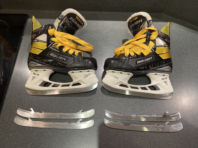 Junior Bauer Regular Width  Size 1.5 Supreme 3S Hockey Skates