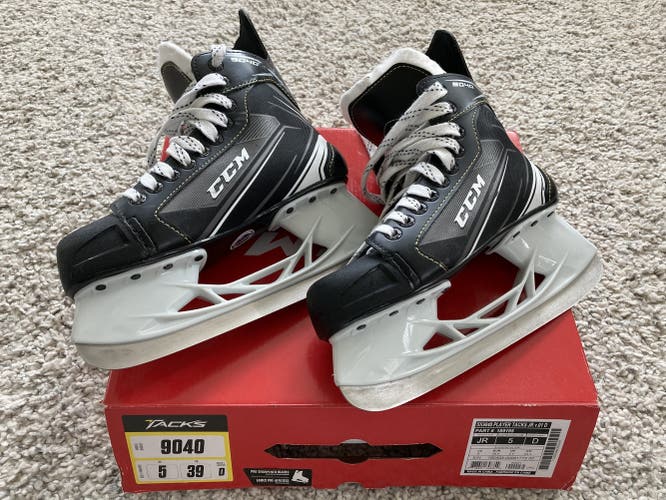 Hockey Skates Used Junior CCM Tacks 9040 Regular Width Size 5