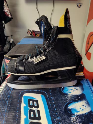 Hockey Skates Junior New Bauer Supreme 90 Regular Width Size 5.5