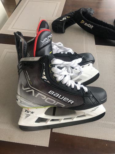 Senior Bauer Size 8 Vapor Hyperlite Hockey Skates