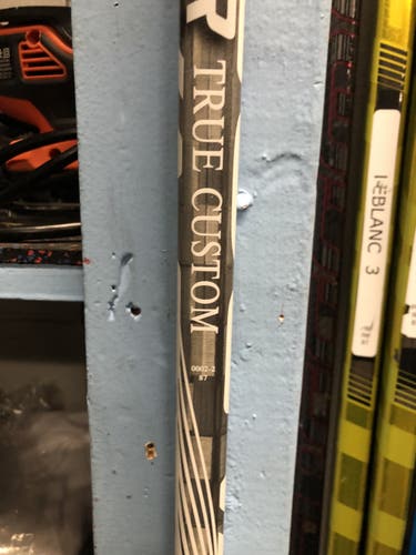 Senior Right Handed Mid Pattern Pro Stock Vapor 1X Hockey Stick