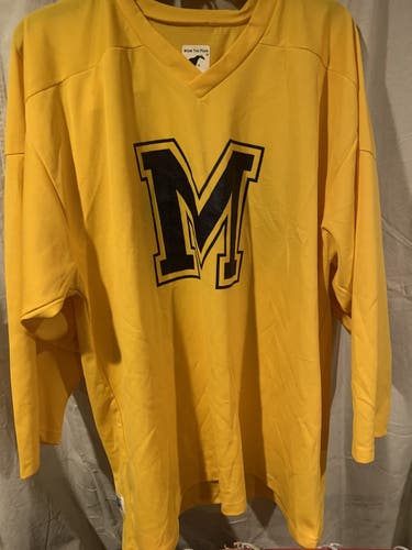 Gold Jersey Unisex Used Adult XXL with the letter "M"