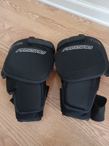 Used Passau goalie knee pads   SR L/XL