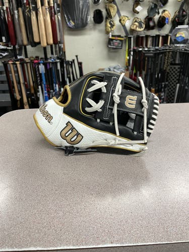 New Wilson A2000 1786 September 2021 Glove of the Month