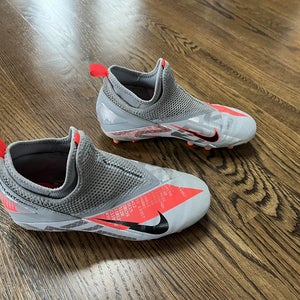 Nike Phantom Vision Soccer Cleats - Youth 4.5
