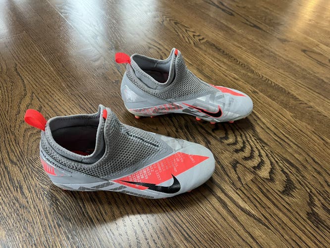 Nike Phantom Vision Soccer Cleats - Youth 4.5
