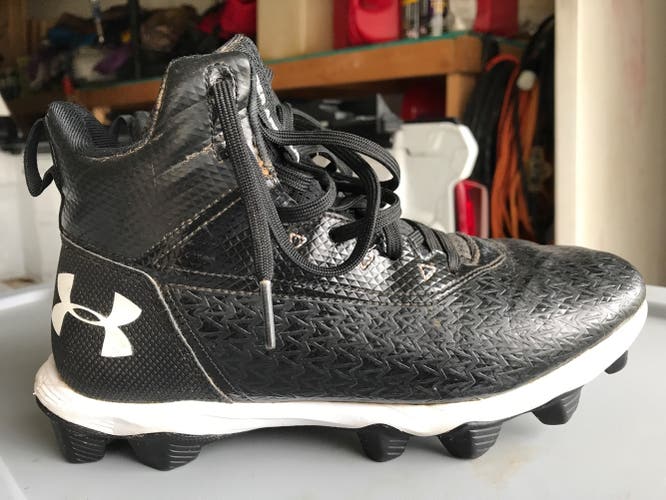 Under armor Youth  football cleats Size 5.5