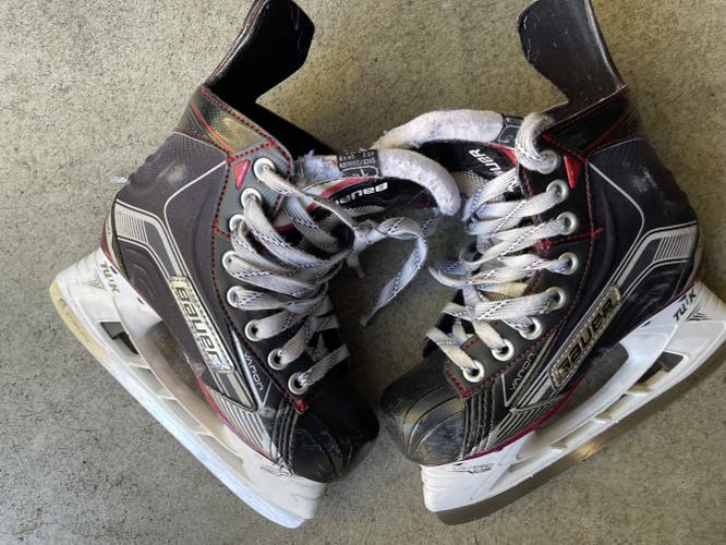 Youth Bauer Regular Width  Size 1 Vapor X500 Hockey Skates
