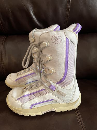 Morrow slick kids size 5 purple and white daisies